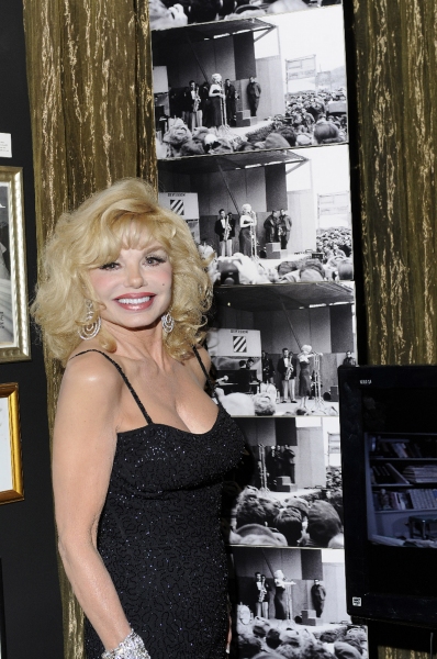 Loni Anderson with image of Monroe Photo